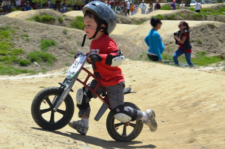 :  Велосипед без педалей для детей до трех лет 