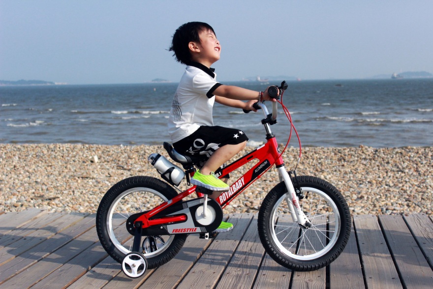 Детский велосипед с приставными колесами 